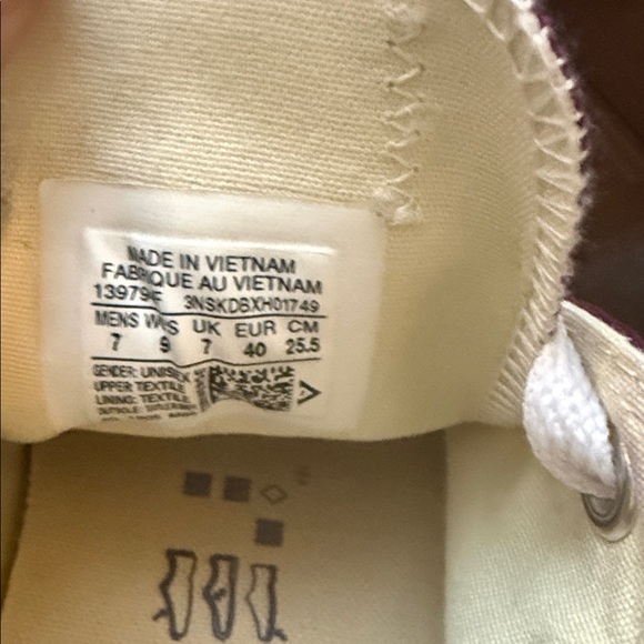 Burgundy Converse All Stars. Men’s 7/Women’s 9 - Picture 6 of 7